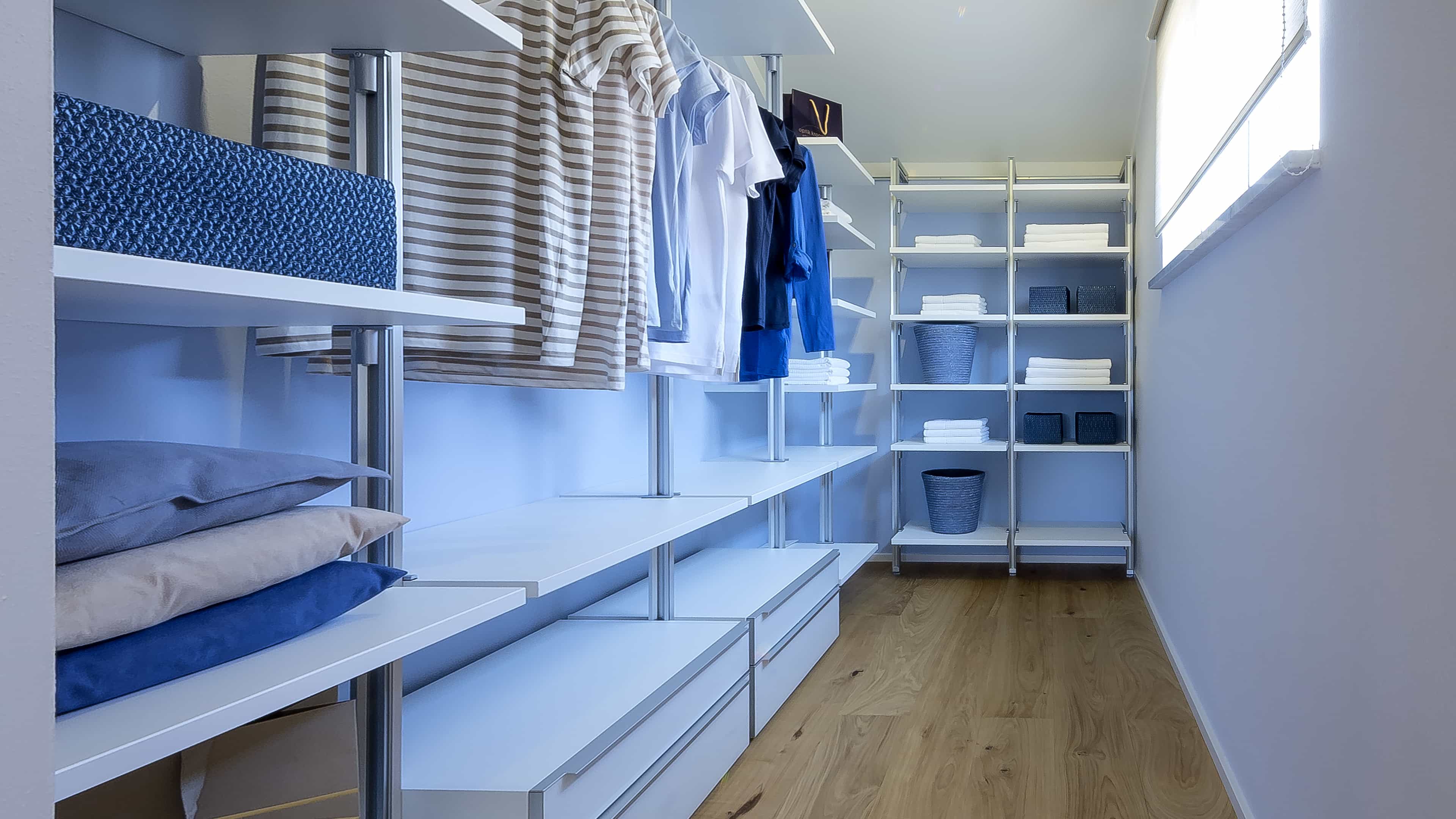 Ankleide mit offenen Regalen und Kleiderstangen im Musterhaus Haas MH Mannheim J 159