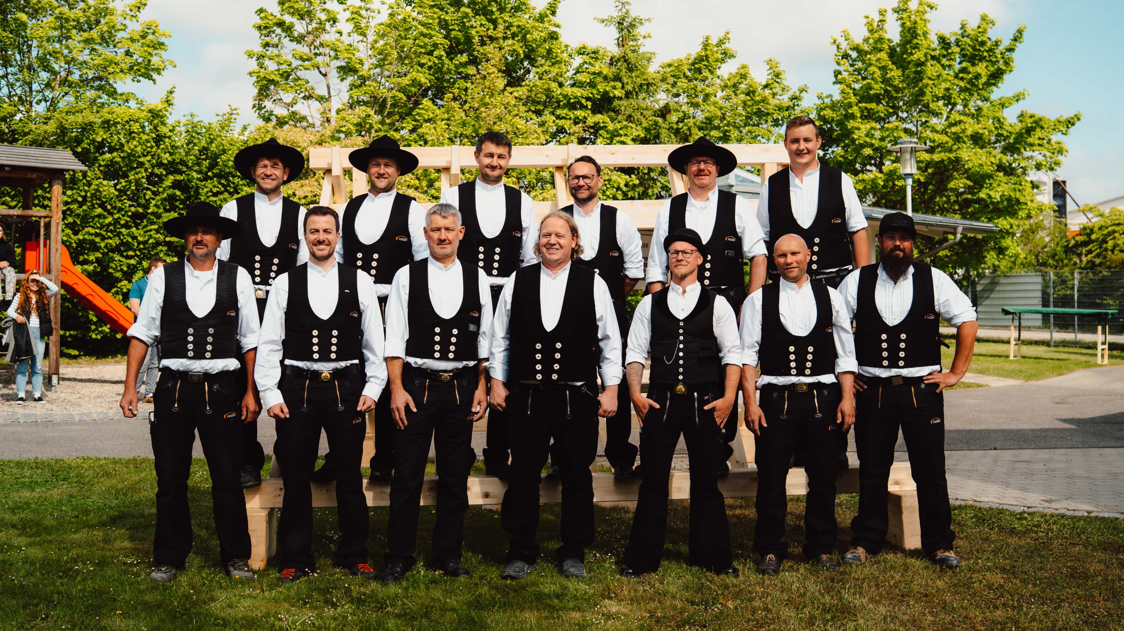 Gruppenfoto der Zimmerer in traditioneller Zunftkleidung beim Bau- und Berufsinfotag in Falkenberg