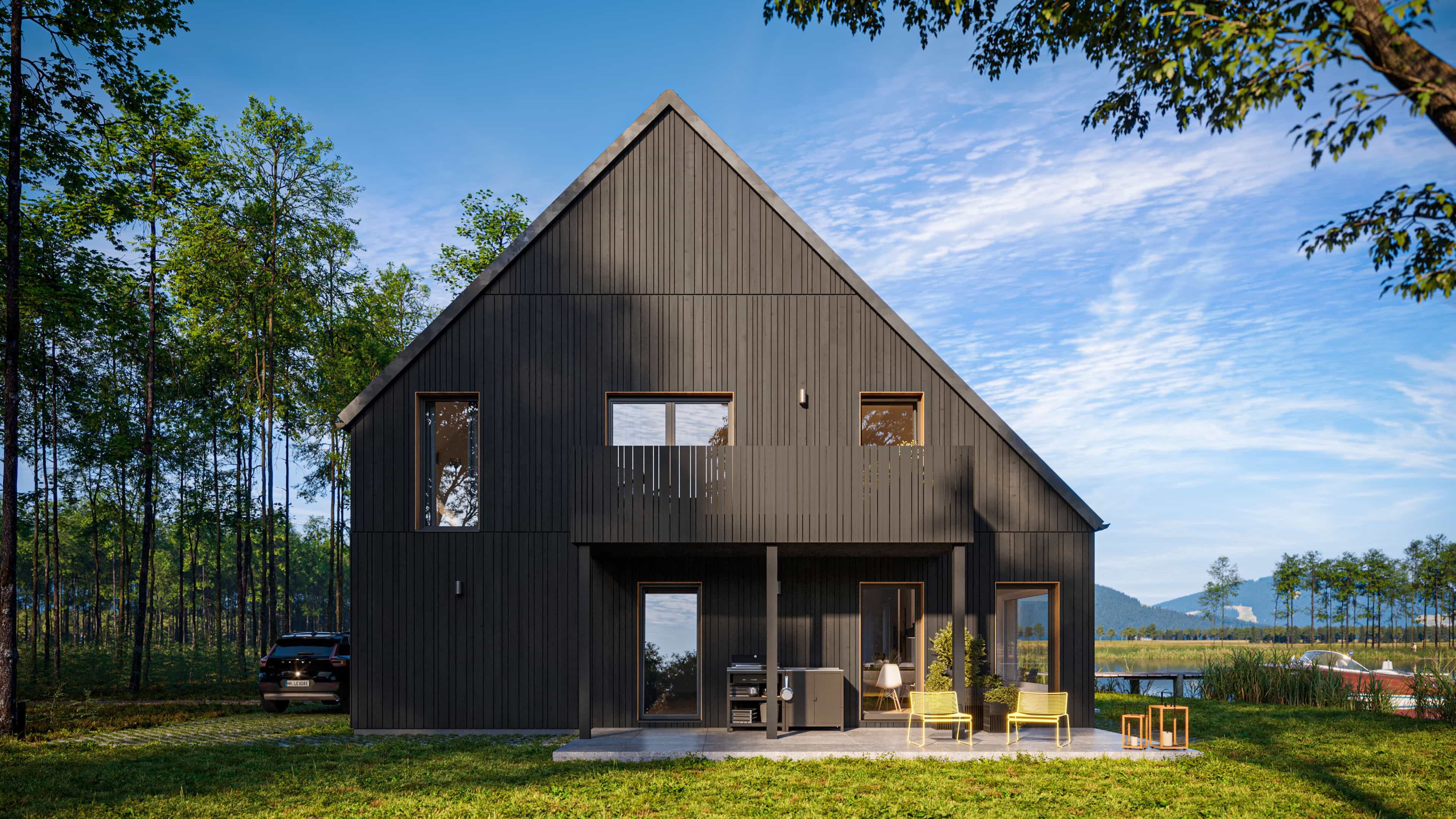 Modernes, schwarzes Holzhaus mit Terrasse in einem bewaldeten Seegebiet unter blauem Himmel.