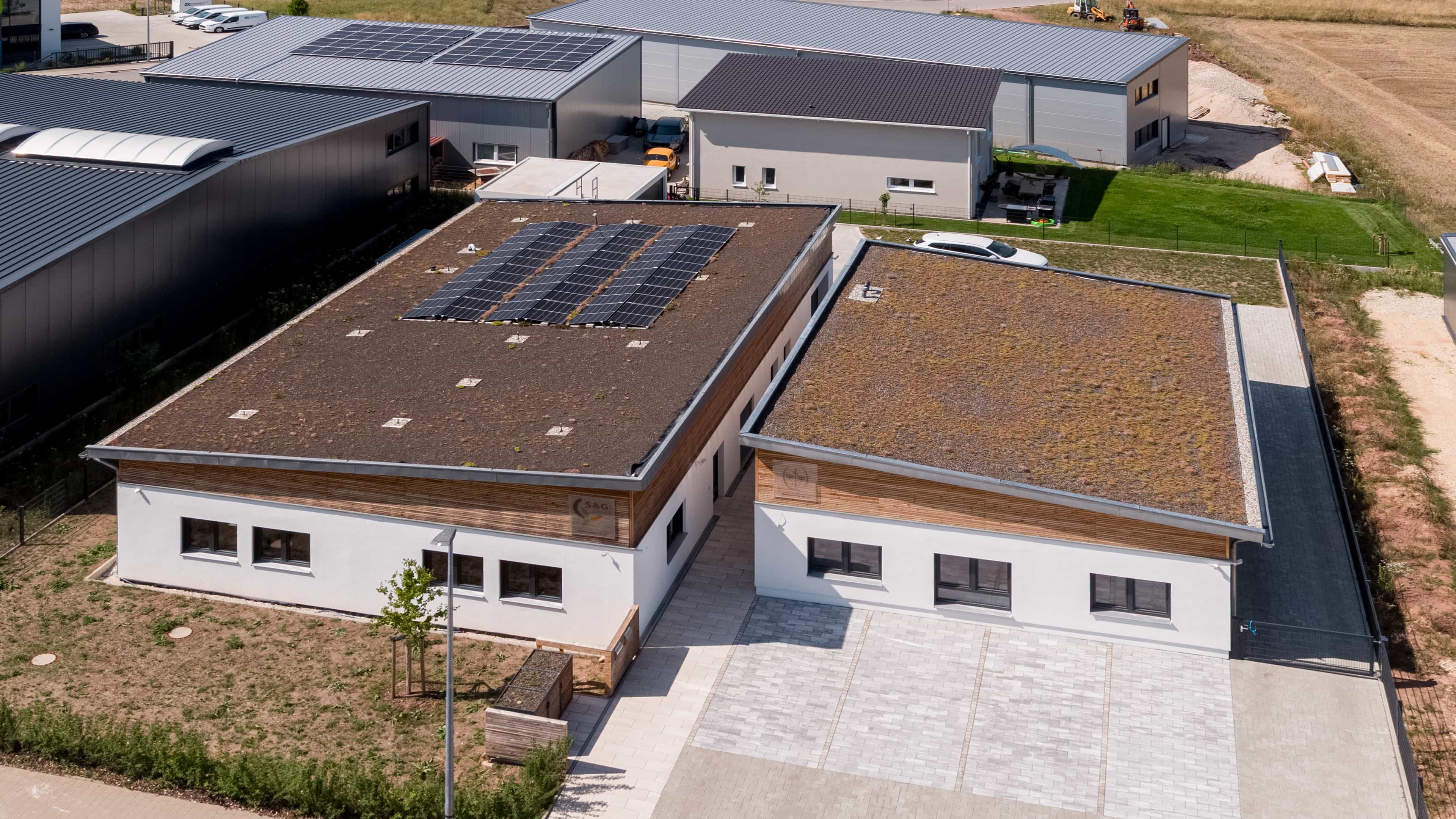 Haas Gewerbebau Referenz Praxis mit Bürogebäude