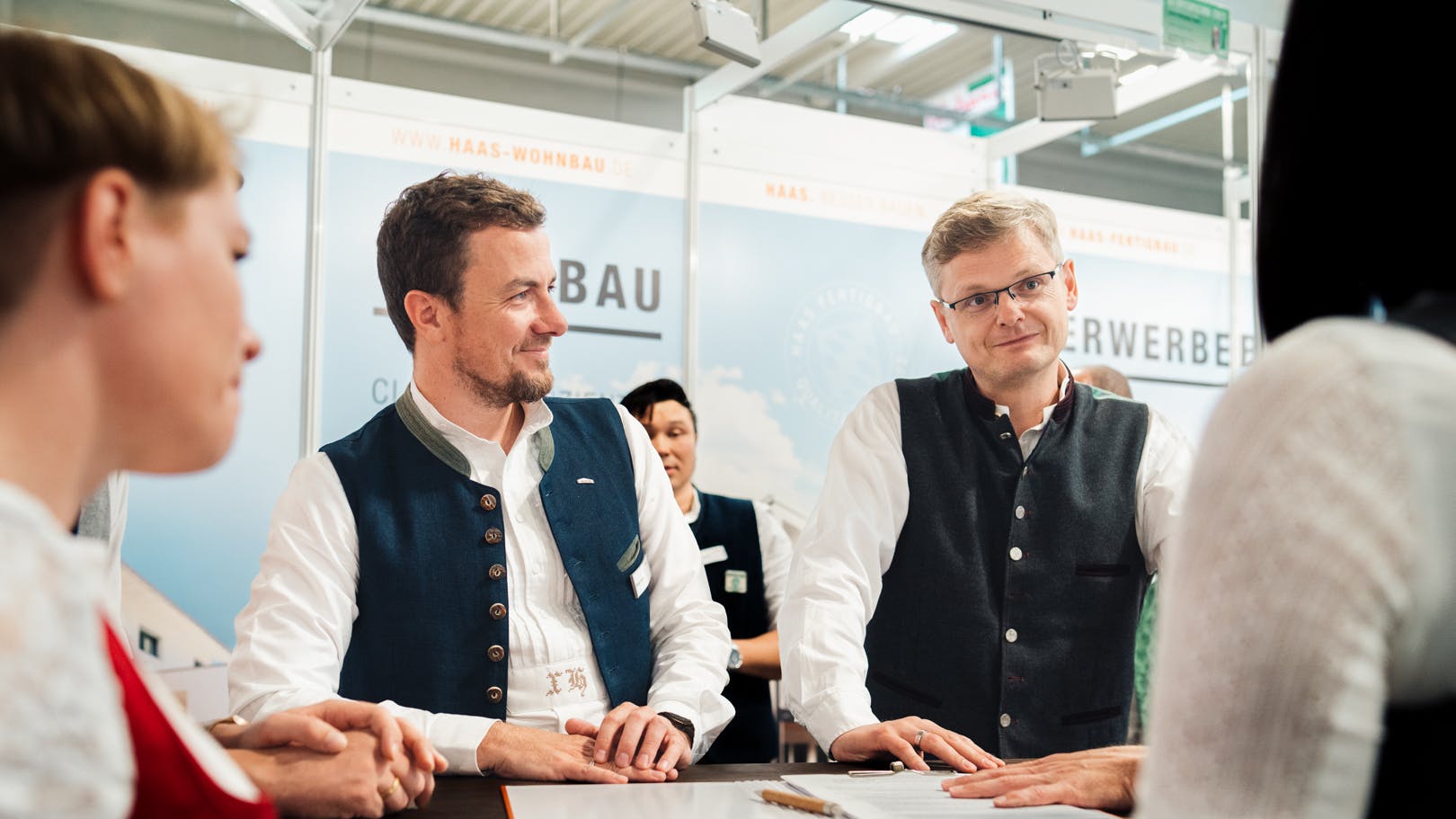 Haas Mitarbeiter in einem interessanten Gespräche auf der Thüringen Ausstellung in Erfurt