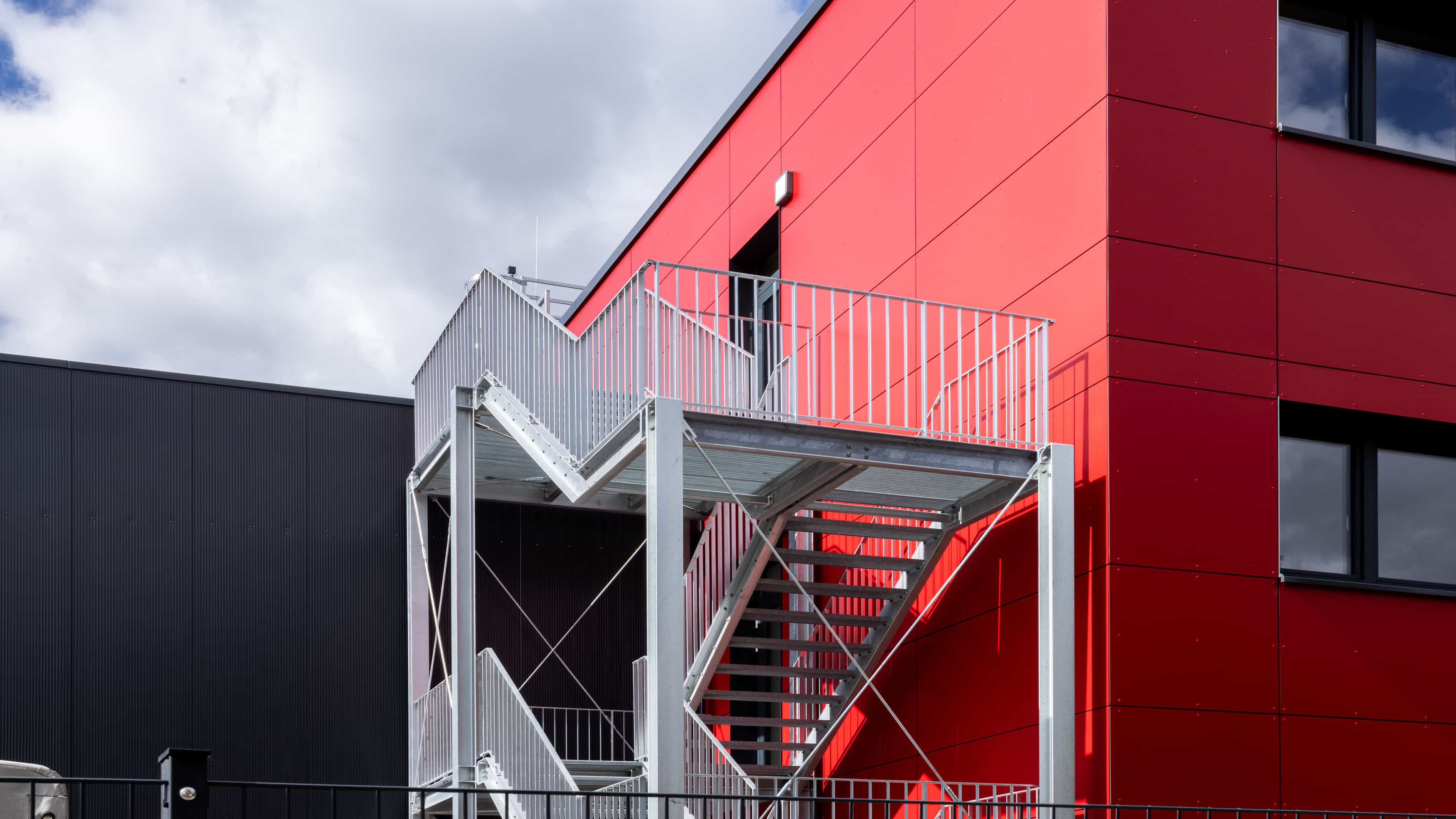 Haas Gewerbebau Referenz Halle mit Bürogebäude